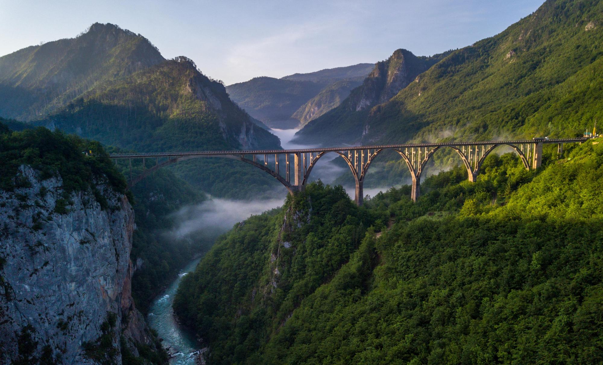 kloof met brug in montenegro